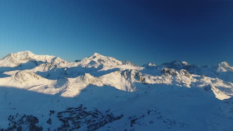 Vista-De-Drones-Sobre-La-Plagne,-Zona-De-Esquí-Francesa-En-El-Valle-Alpino.-Paisaje-Nevado